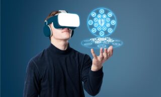 Sanal Gerçeklik (VR) ve Artırılmış Gerçekliği (AR) Keşfetmek: 2023’te Deneyimleri Dönüştürmek